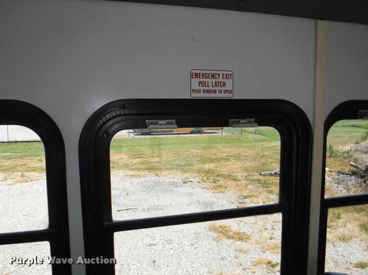 image for item K5971 2009 Ford E450 Super Duty shuttle bus