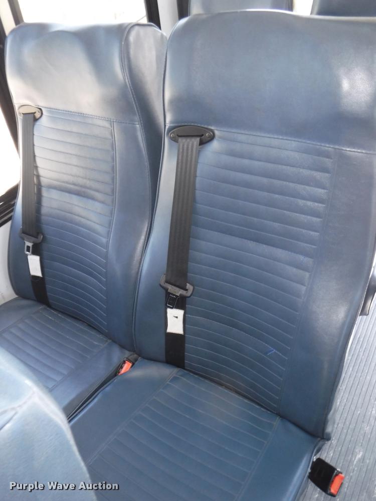 image for item K5971 2009 Ford E450 Super Duty shuttle bus