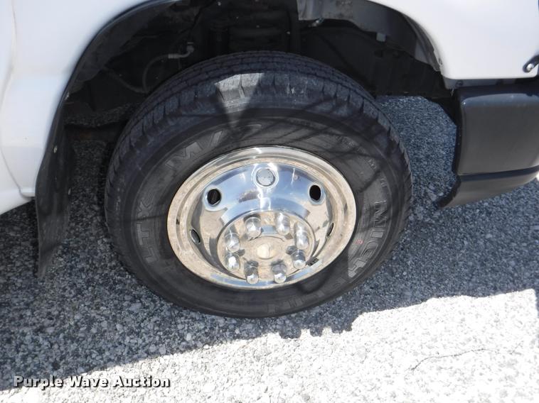 image for item K5971 2009 Ford E450 Super Duty shuttle bus