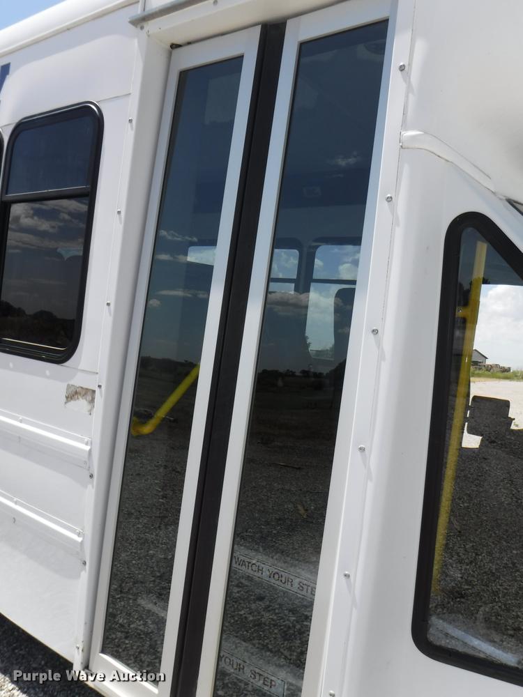 image for item K5971 2009 Ford E450 Super Duty shuttle bus