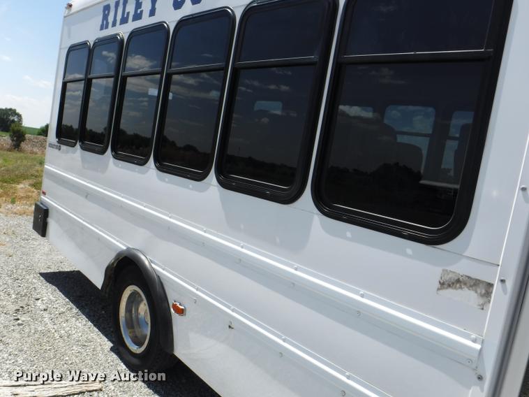 image for item K5971 2009 Ford E450 Super Duty shuttle bus