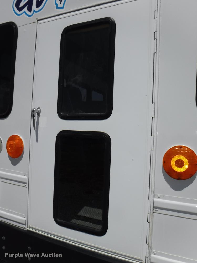 image for item K5971 2009 Ford E450 Super Duty shuttle bus