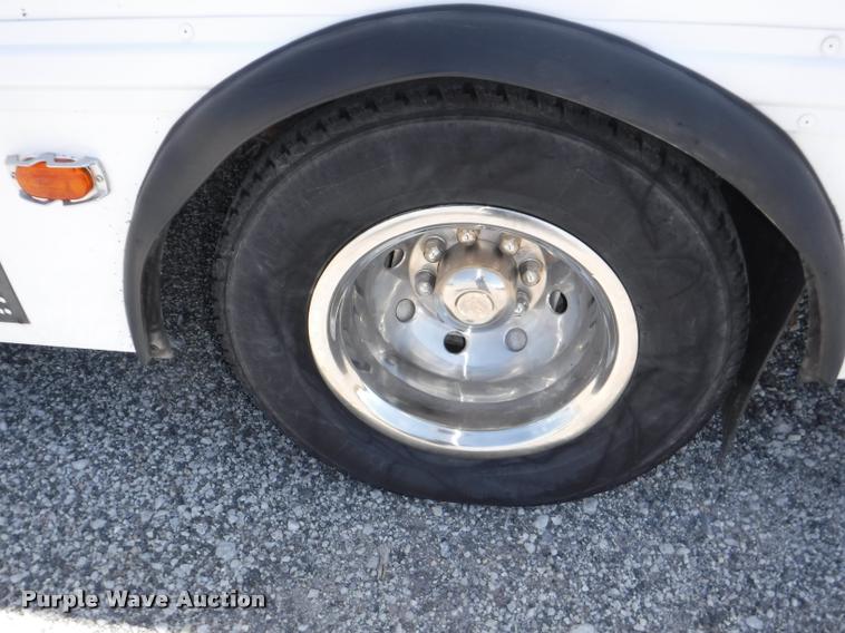 image for item K5971 2009 Ford E450 Super Duty shuttle bus