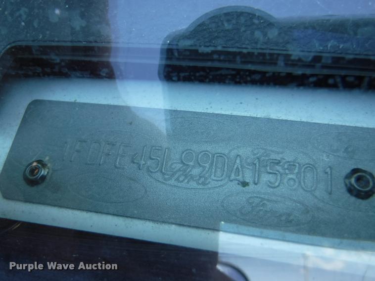 image for item K5971 2009 Ford E450 Super Duty shuttle bus