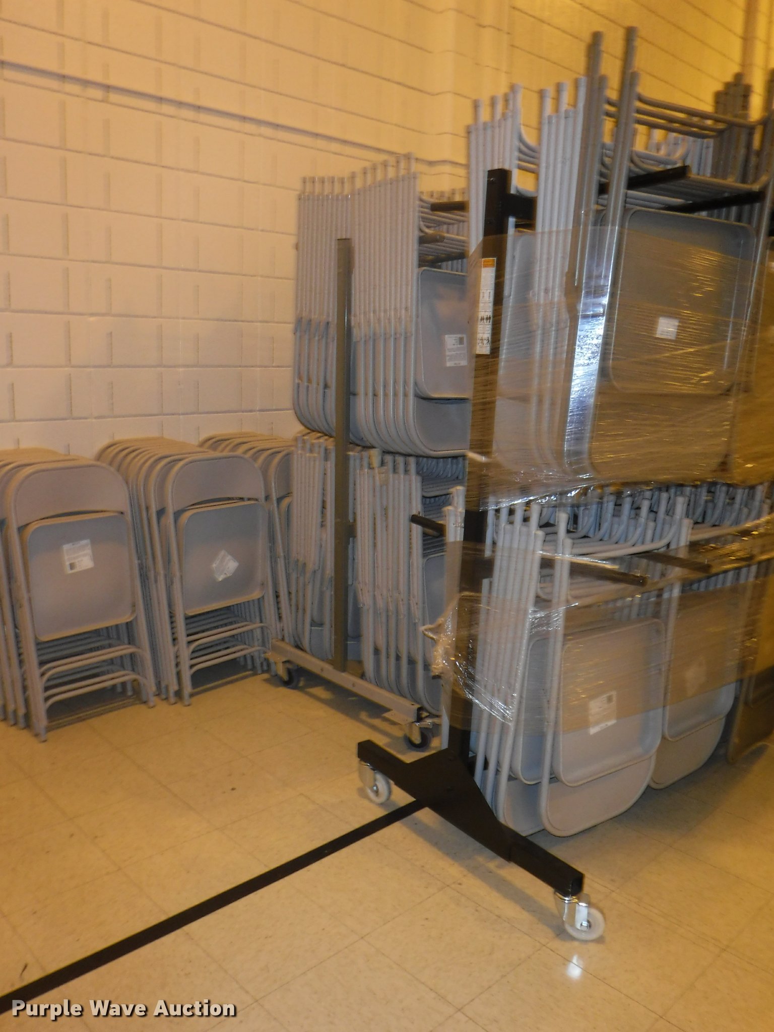 (172) folding chairs in Overland Park, KS Item DL9602 sold Purple Wave