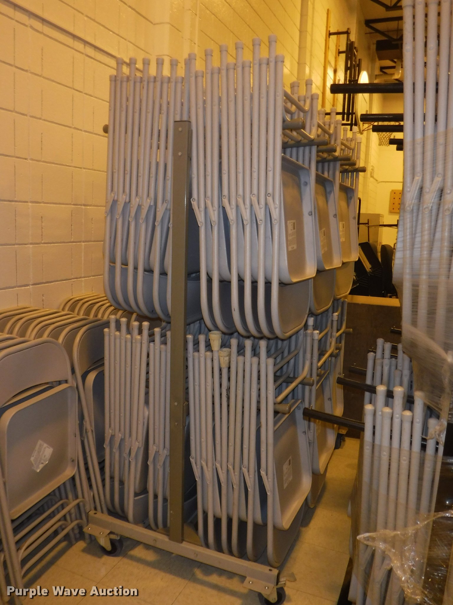 (172) folding chairs in Overland Park, KS Item DL9602 sold Purple Wave
