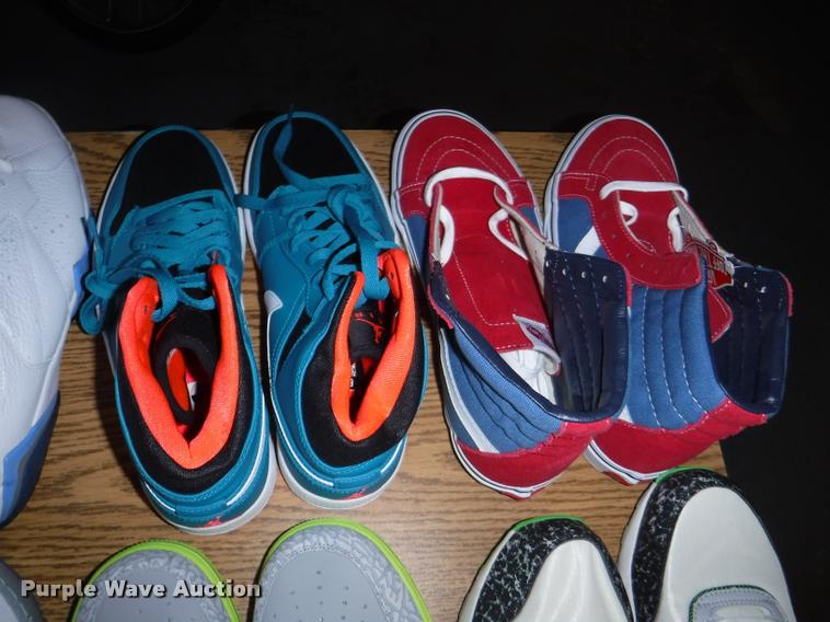 image for item CA9533 (30) pairs of shoes