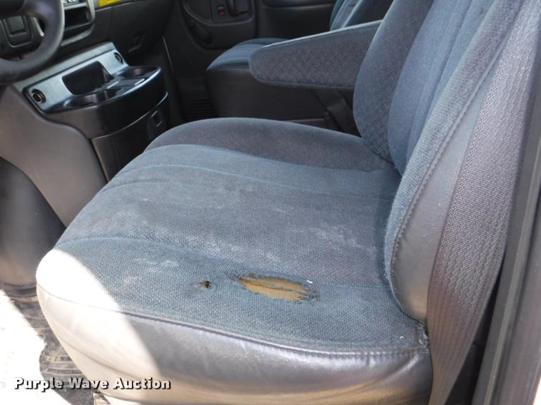 image for item K5974 2002 Chevrolet Express 3500 Cargo box truck