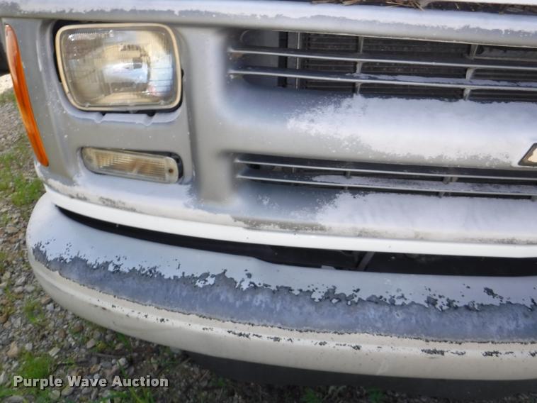 image for item K5974 2002 Chevrolet Express 3500 Cargo box truck