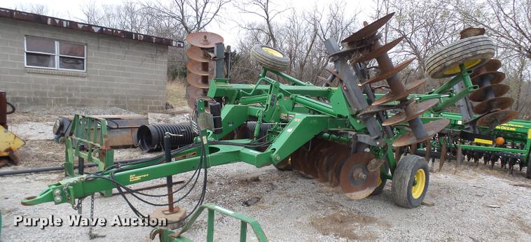 image for item CC9104 2006 John Deere 637 disk