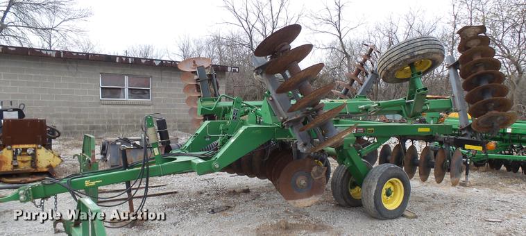 image for item CC9104 2006 John Deere 637 disk