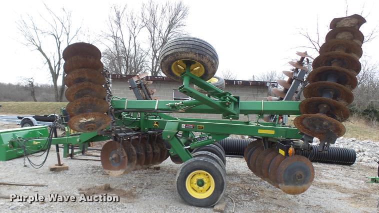 image for item CC9104 2006 John Deere 637 disk