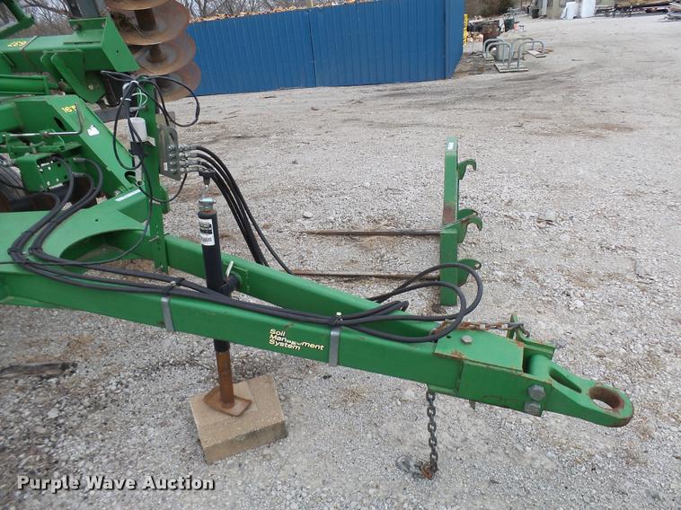 image for item CC9104 2006 John Deere 637 disk