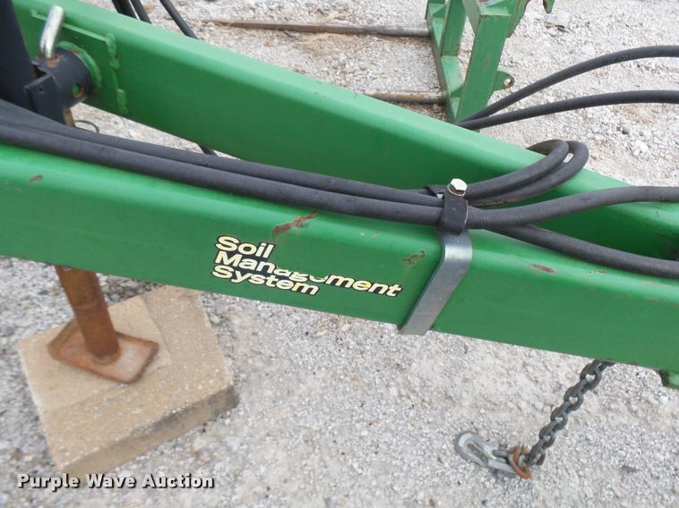 image for item CC9104 2006 John Deere 637 disk