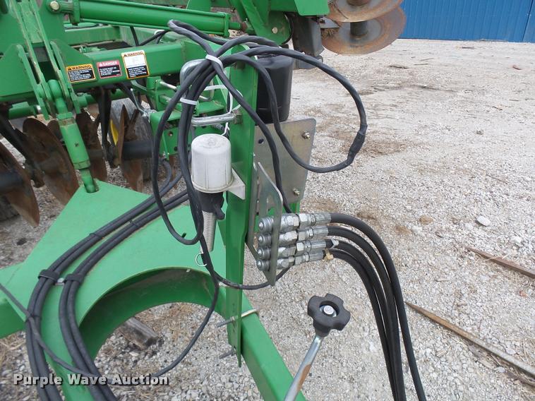 image for item CC9104 2006 John Deere 637 disk