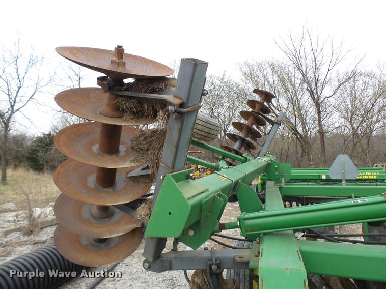 image for item CC9104 2006 John Deere 637 disk