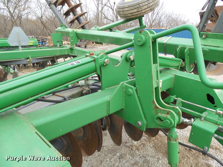 image for item CC9104 2006 John Deere 637 disk