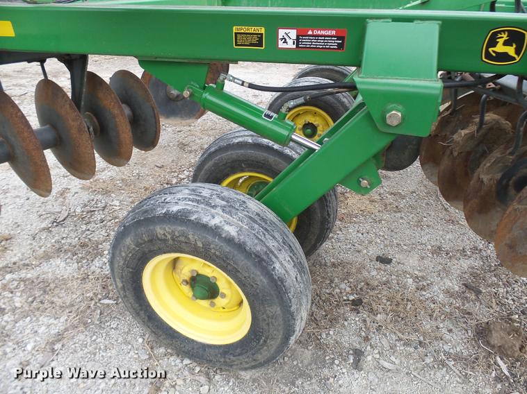 image for item CC9104 2006 John Deere 637 disk
