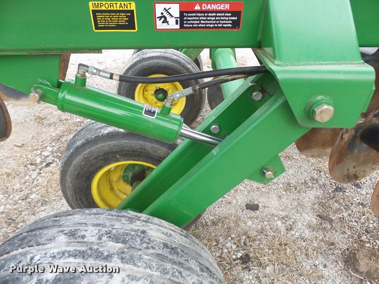 image for item CC9104 2006 John Deere 637 disk