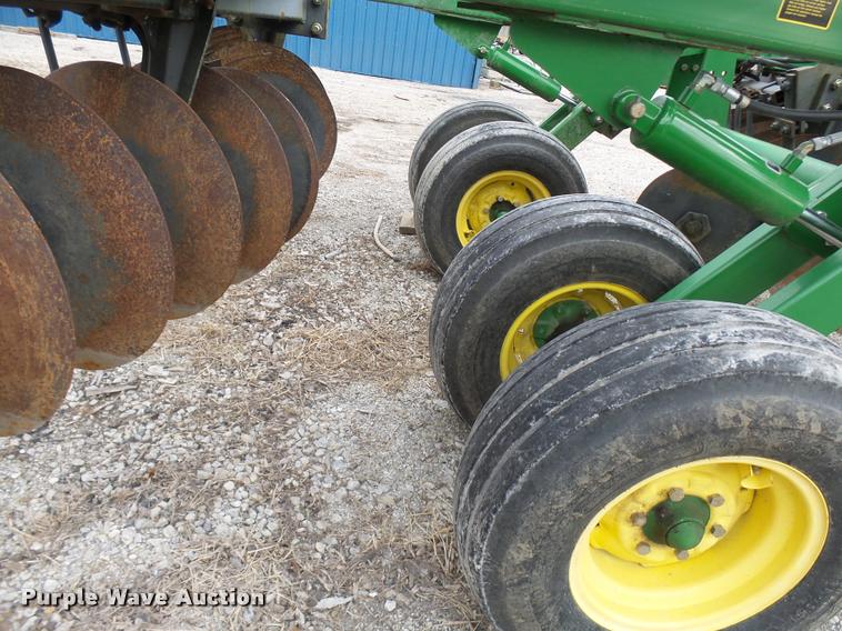 image for item CC9104 2006 John Deere 637 disk