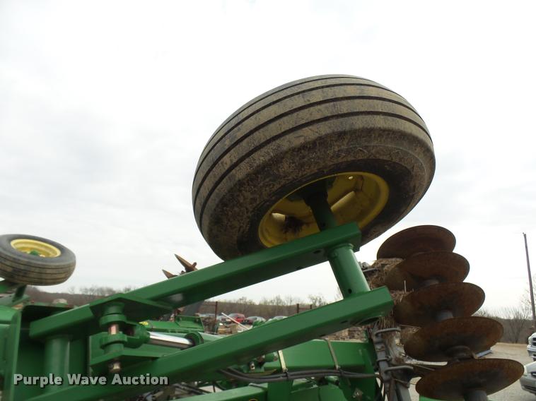 image for item CC9104 2006 John Deere 637 disk