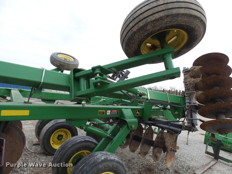 image for item CC9104 2006 John Deere 637 disk