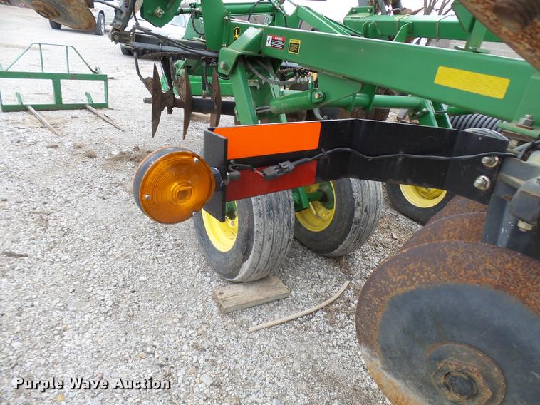 image for item CC9104 2006 John Deere 637 disk