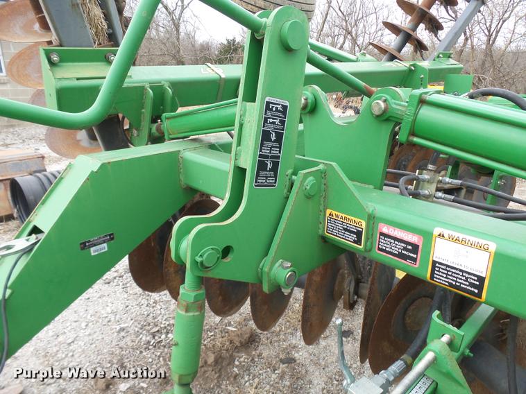 image for item CC9104 2006 John Deere 637 disk