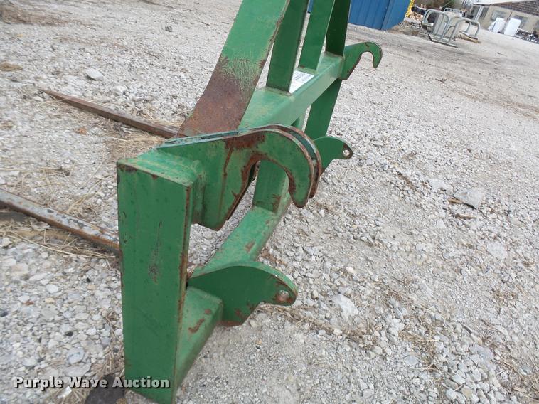 image for item CC9105 John Deere bale spear
