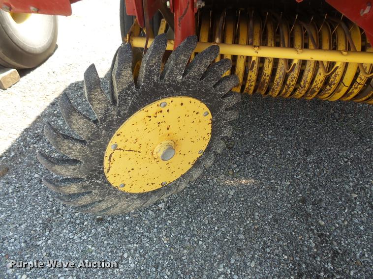 image for item DA1536 2005 New Holland BR780 round baler