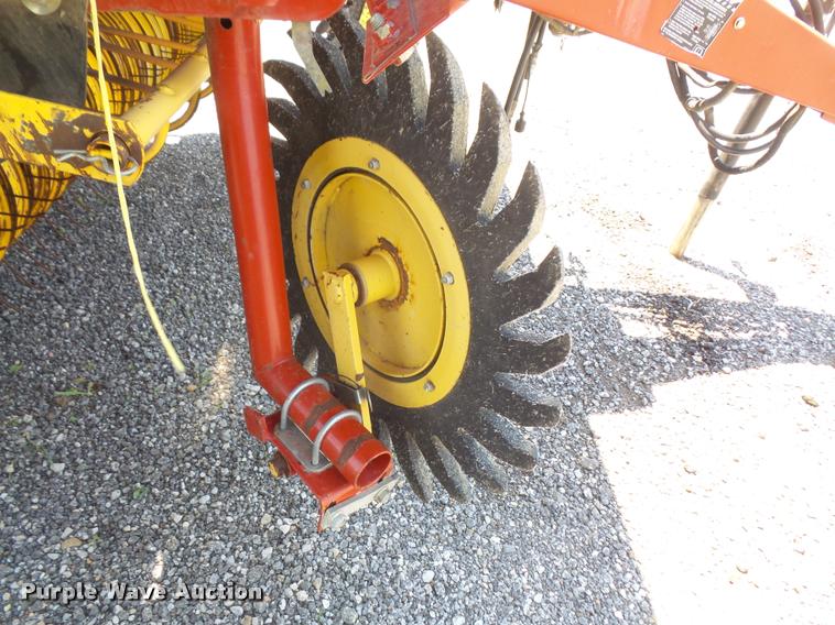 image for item DA1536 2005 New Holland BR780 round baler