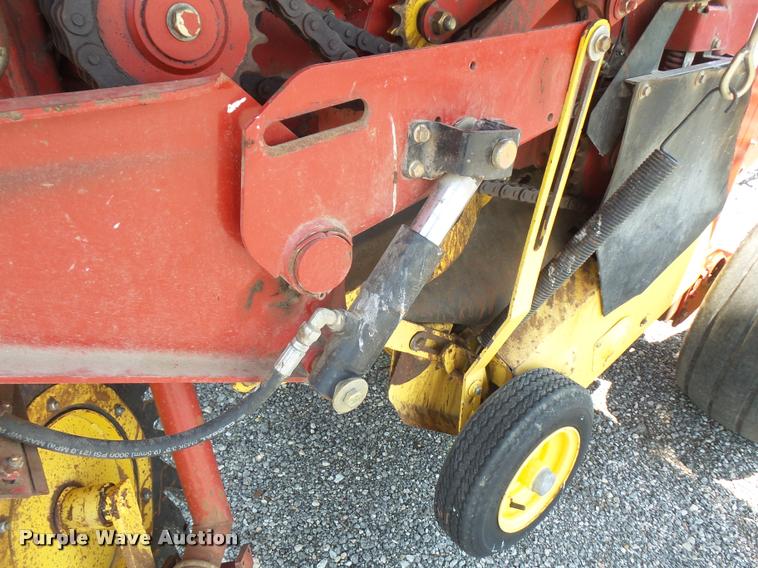 image for item DA1536 2005 New Holland BR780 round baler