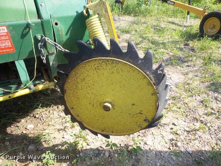 image for item DA6458 1989 John Deere 535 round baler