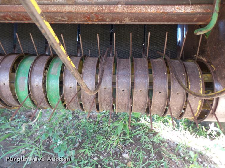 image for item DA6458 1989 John Deere 535 round baler