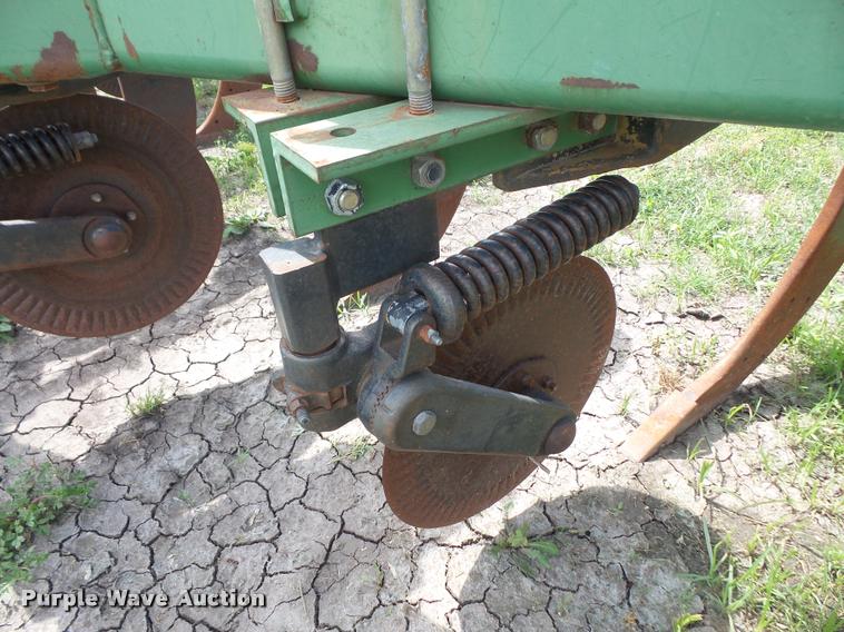 image for item DA6481 John Deere 915 V-ripper