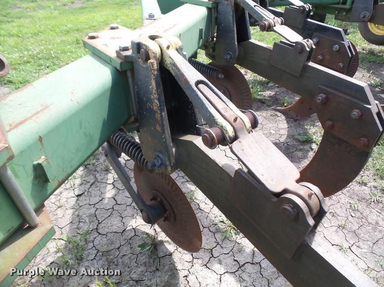 image for item DA6481 John Deere 915 V-ripper