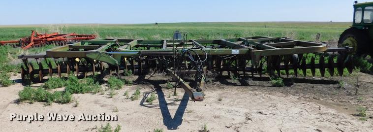 image for item DB1019 John Deere 335 off-set disk
