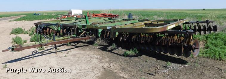 image for item DB1019 John Deere 335 off-set disk