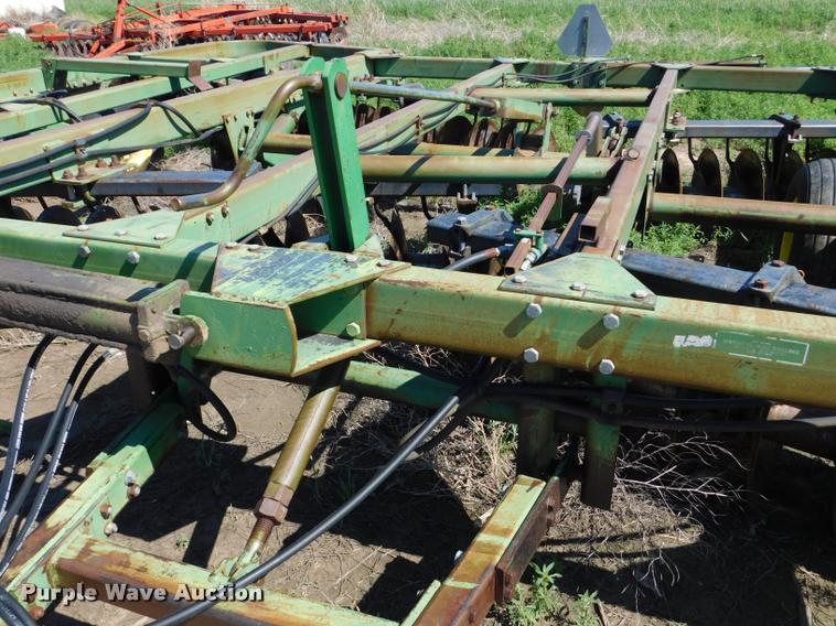 image for item DB1019 John Deere 335 off-set disk