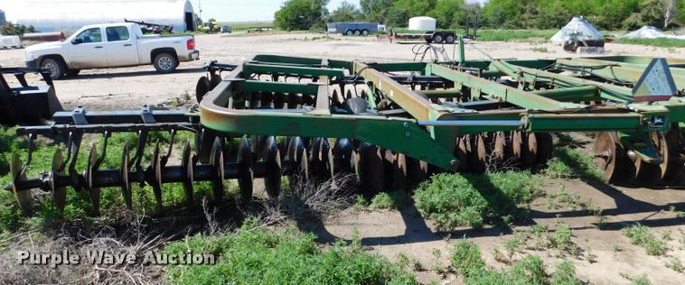 image for item DB1019 John Deere 335 off-set disk