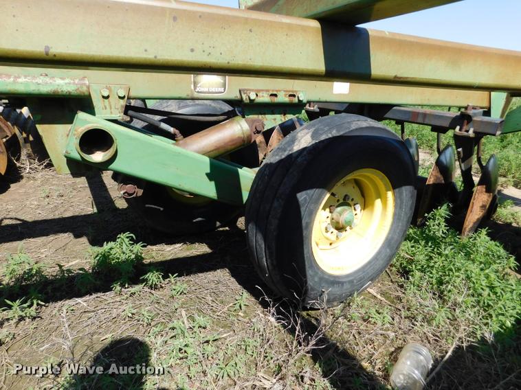 image for item DB1019 John Deere 335 off-set disk