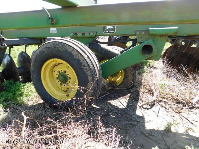 image for item DB1019 John Deere 335 off-set disk