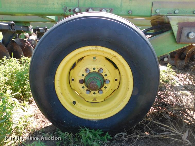image for item DB1019 John Deere 335 off-set disk