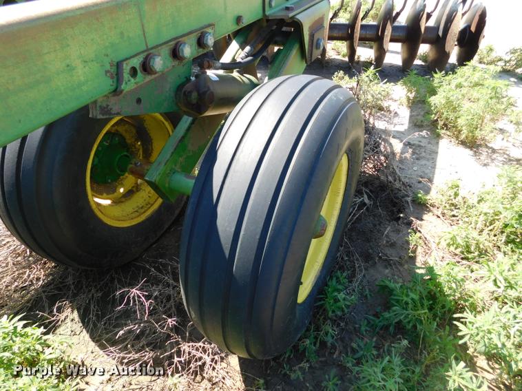 image for item DB1019 John Deere 335 off-set disk