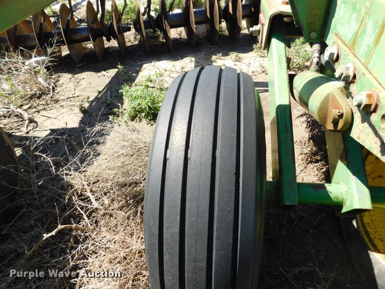 image for item DB1019 John Deere 335 off-set disk