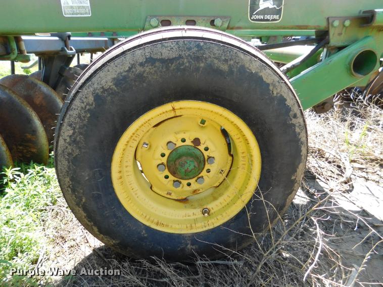 image for item DB1019 John Deere 335 off-set disk