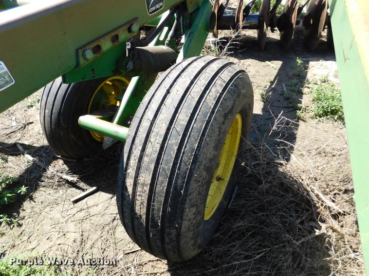 image for item DB1019 John Deere 335 off-set disk