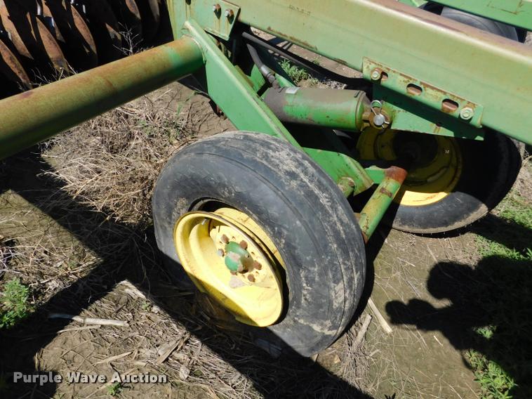 image for item DB1019 John Deere 335 off-set disk