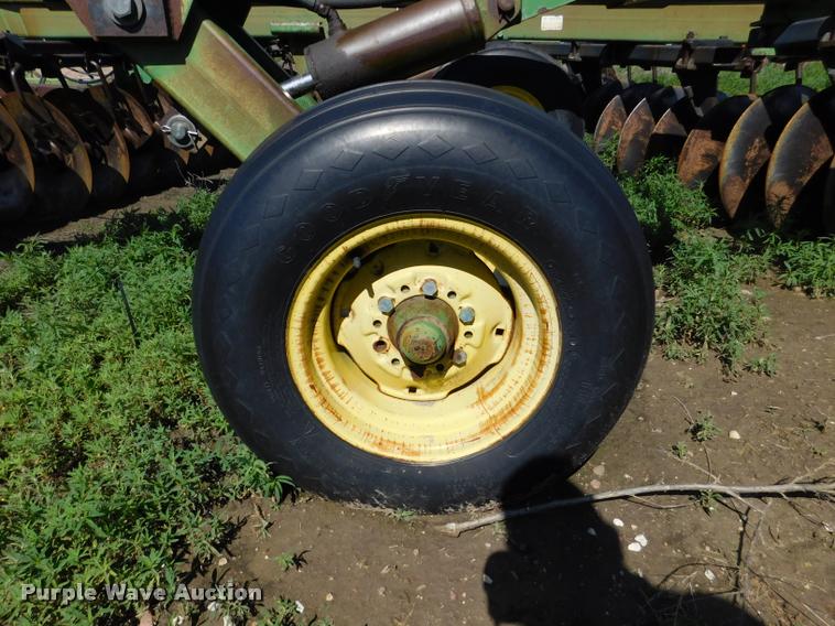 image for item DB1019 John Deere 335 off-set disk