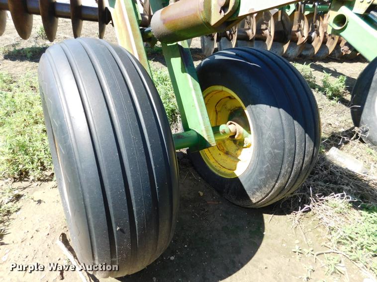 image for item DB1019 John Deere 335 off-set disk